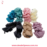 Banana de plástico decorada con Olanes de tela Satinada en colores 17 x 8 cm 25N-36 Banana de plástico decorada con Olanes de tela Satinada en colores 17 x 8 cm 25N-36
