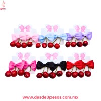 Blíster con Par de Moños con Cerezas Colgantes 8 x 8 cm en colores Blíster con Par de Moños con Cerezas Colgantes 8 x 8 cm en colores